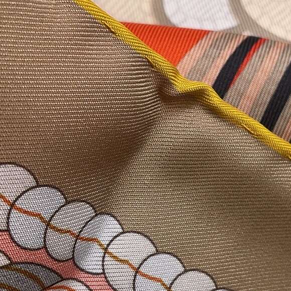 HERMES Carre Double Face Gala Epaulettes Size 90 Silk100% Curry/Corail/Ebene - Picture 5 of 8